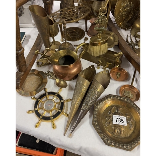 785 - A good lot of vintage brass & copper including plaques, candlesticks etc