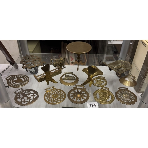 794 - A good lot of antique & vintage brass including trivets, horse brasses, cat etc