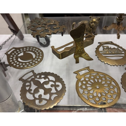 794 - A good lot of antique & vintage brass including trivets, horse brasses, cat etc