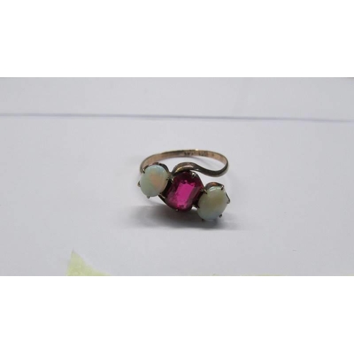 1009 - An opal and ruby gold ring, size M, 1.64 grams.