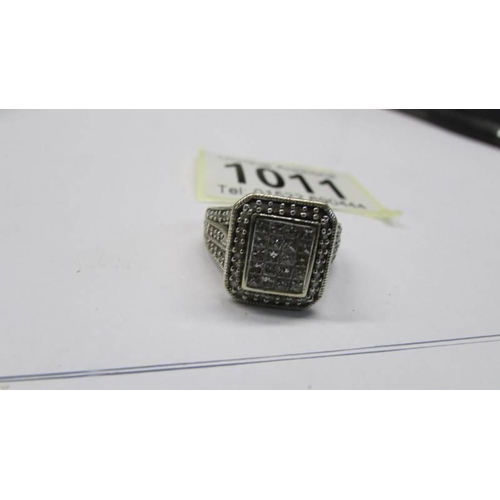 1011 - A 1ct plus diamond ring in 9ct white gold square mount, size L, 6.86 grams.