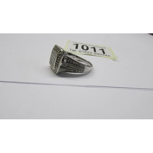 1011 - A 1ct plus diamond ring in 9ct white gold square mount, size L, 6.86 grams.