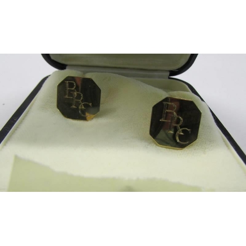 1019 - A pair of gold cuff links monogrammed R P E.