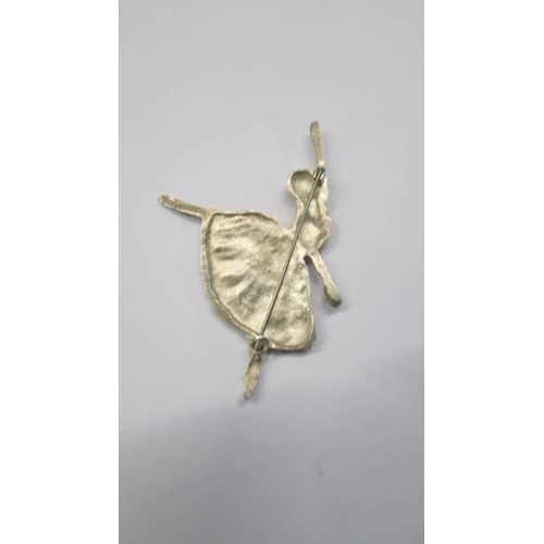 1036 - A vintage 1948 silver D H P Frederick Massingham ballerina brooch, hall marked.