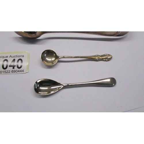 1040 - A sauce ladle, a sifter spoon, sugar tongs and two salt spoons.