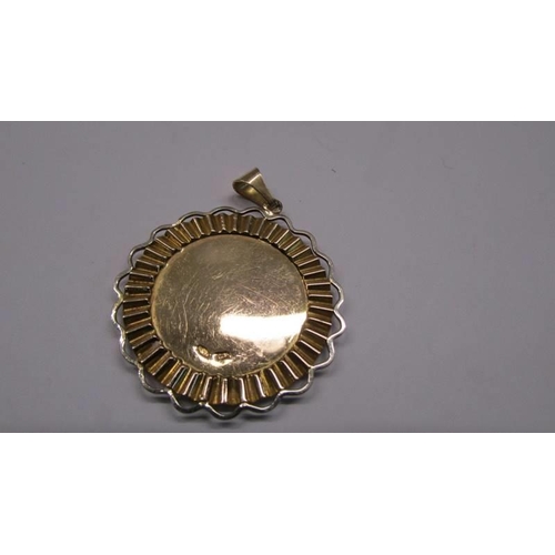 1042 - An 18ct gold religious pendant featuring Mary, 7.83 grams.