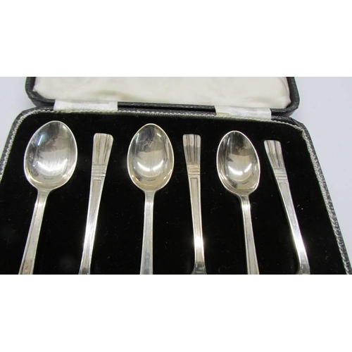 1048 - A cased set of silver teaspoons.