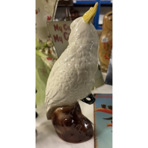 819 - A large unbranded ceramic cockatoo parrot bird. Hight 29cm