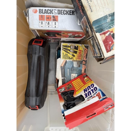 841 - Quantity of hand tools including heat gun, belt sander etc