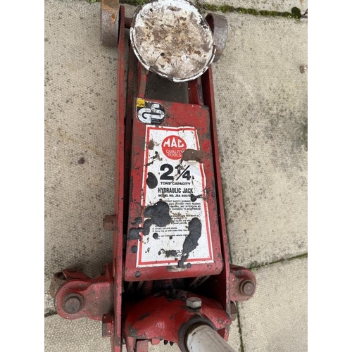 852 - A 2 1/4 Ton hydraulic Jack