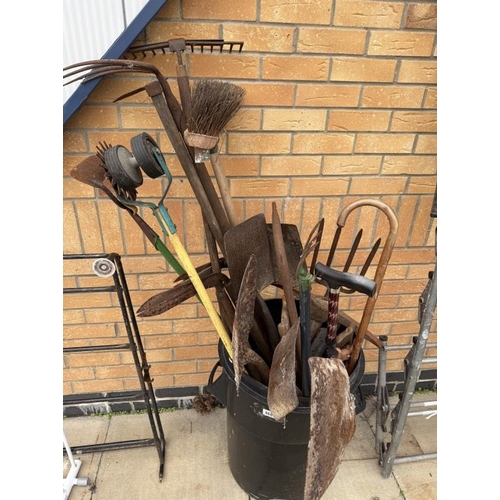 868 - A large quantity of garden tools