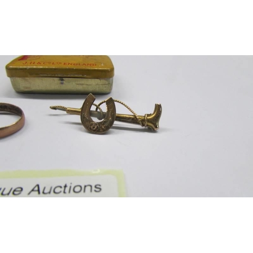 1049 - A 9ct gold ring and bar brooch, both a/f, 2.88 grams.