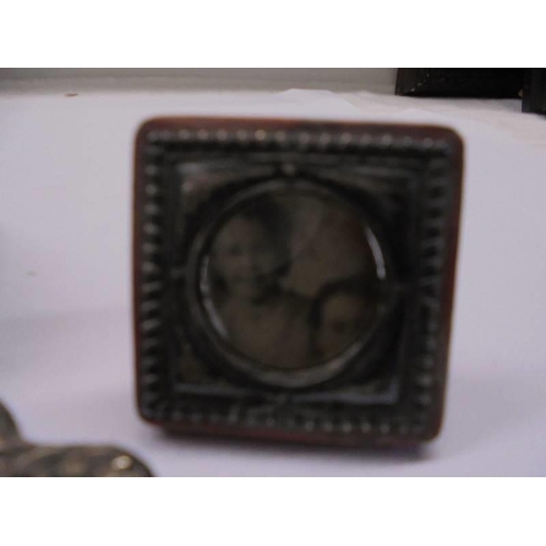 1077 - Three Edwardian silver photo frames - 4.5 x 4.5 cm, 8 x 5.5 cm and 9 x 6 cm.