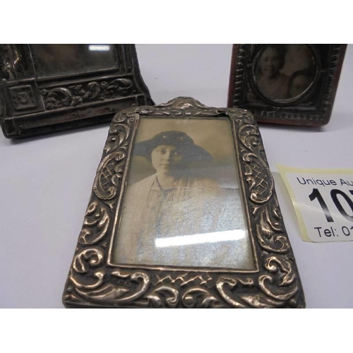 1077 - Three Edwardian silver photo frames - 4.5 x 4.5 cm, 8 x 5.5 cm and 9 x 6 cm.