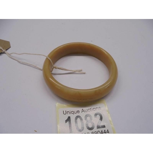 1082 - A jade bangle.