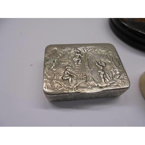 1086 - Four snuff boxes - 1 agate, 2 silver plate and a papier mache' example with London scene.