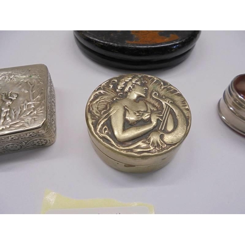 1086 - Four snuff boxes - 1 agate, 2 silver plate and a papier mache' example with London scene.