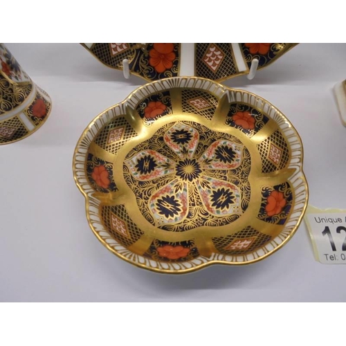 1224 - A boxed Royal Crown Derby Imari 1128 fluted plate (22 cm), a small pot/pen holder, bell and small di... 