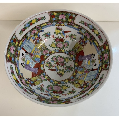 1367 - A large Chinese Famille rose bowl