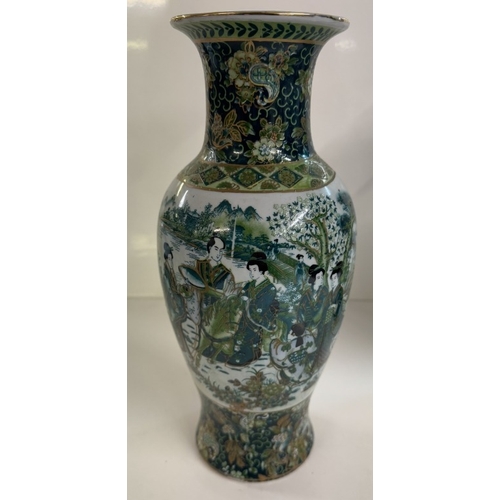 1371 - A pair of Chinese Famille verte vases