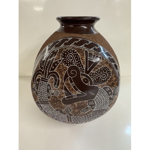 1376 - A South American Nicaragua signed vase