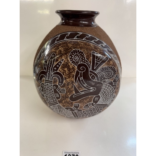 1376 - A South American Nicaragua signed vase