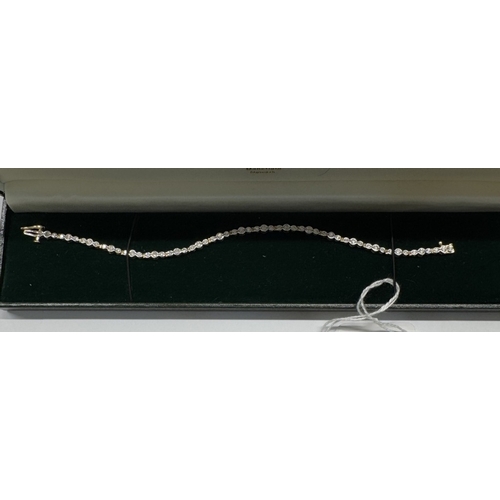 1090 - A 2ct natural diamond tennis bracelet, brilliant cut diamonds, 9ct gold mount, 19.5 cm long, total w... 