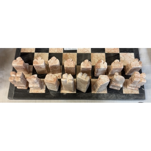 1242 - An onyx chess set