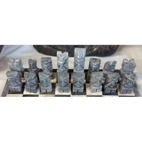 1242 - An onyx chess set