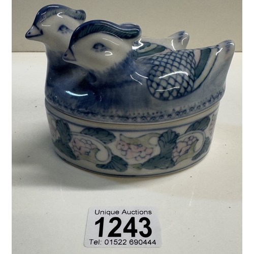 1243 - A quantity of oriental/Chinese pottery & blue & white including jars & containers