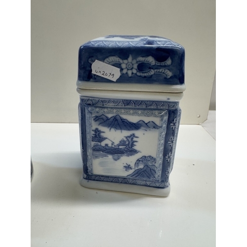 1243 - A quantity of oriental/Chinese pottery & blue & white including jars & containers