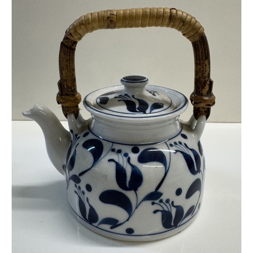 1243 - A quantity of oriental/Chinese pottery & blue & white including jars & containers