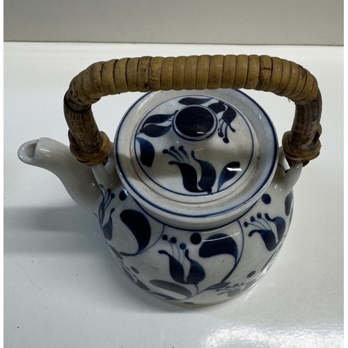 1243 - A quantity of oriental/Chinese pottery & blue & white including jars & containers