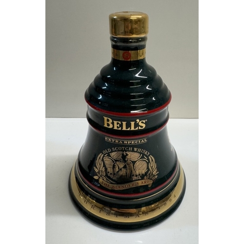 1264 - 3 boxed Bells whiskey decanters, all full, Christmas 1993, 1994 aged 8 years & 1995 aged 8 years