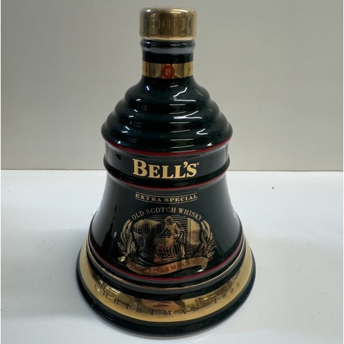 1264 - 3 boxed Bells whiskey decanters, all full, Christmas 1993, 1994 aged 8 years & 1995 aged 8 years