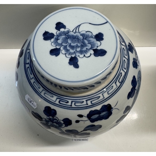 1276 - A Chinese blue & white ginger jar & vase. Height 25cm & 35.5cm