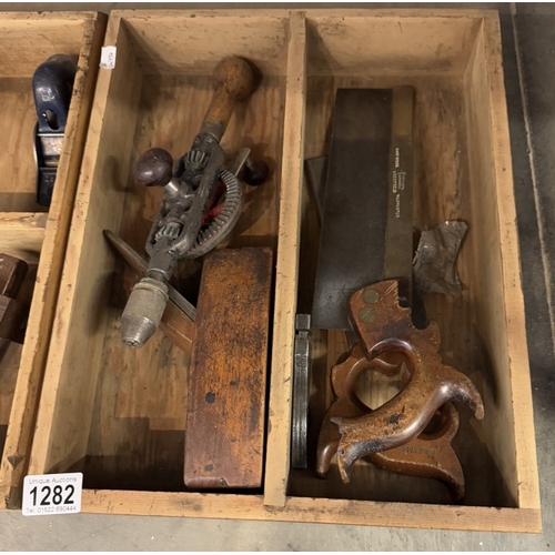 1282 - A quantity of vintage tools