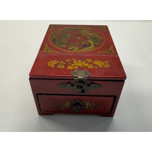 1135 - An oriental lacquered jewellery box