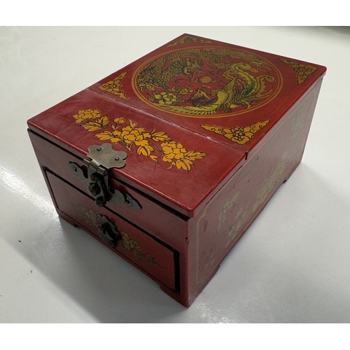 1135 - An oriental lacquered jewellery box