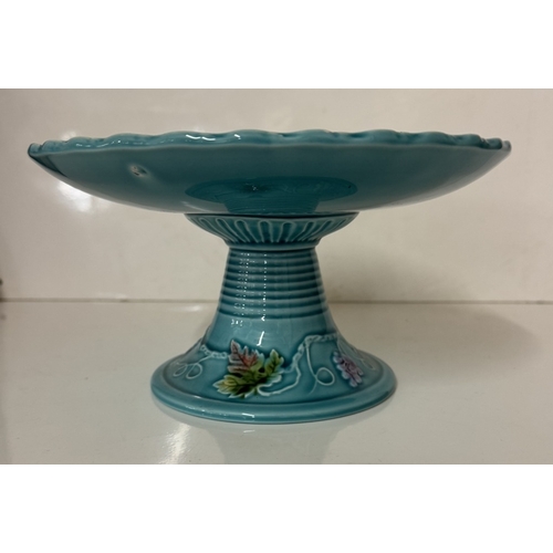 1386 - A Majolica comport / cake stand decorated with ivy & birds