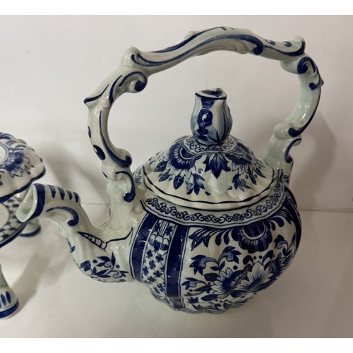 1402 - A blue & white Boch Amsterdam ceramic kettle on stand