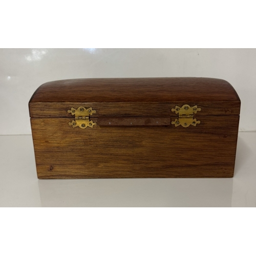 1403 - A mahogany dome top trinket / jewellery box