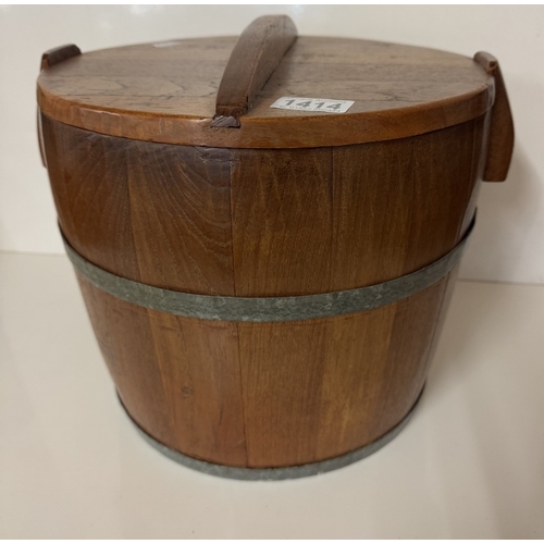 1414 - A hard wood lidded bucket