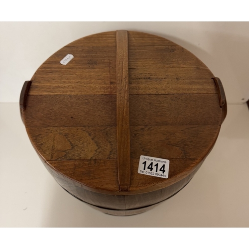 1414 - A hard wood lidded bucket