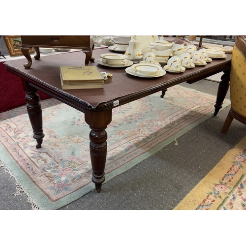 1347 - A Victorian mahogany extending dining table with winding handle.