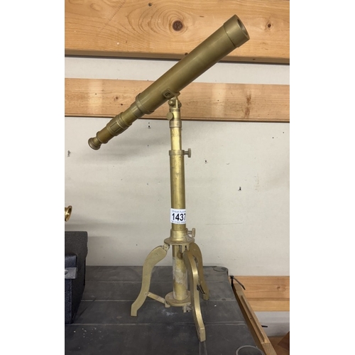 1437 - A brass telescope on tripod base