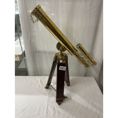 1471 - A polished brass telescope on tripod base. Length 43cm