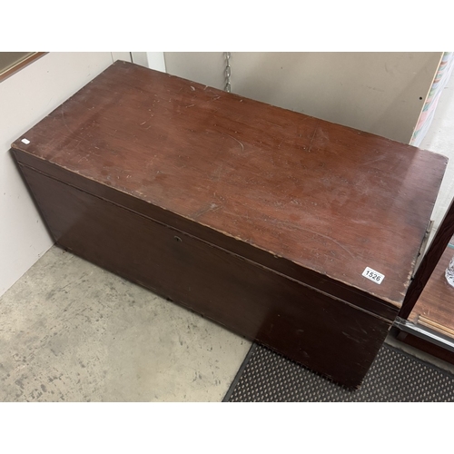 1526 - A large Victorian pine blanket box