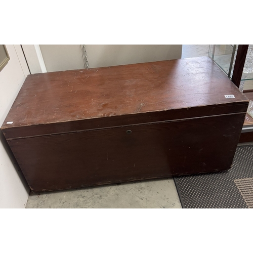 1526 - A large Victorian pine blanket box