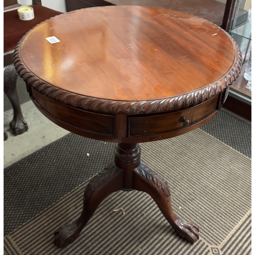 1530 - A mahogany drum table on tripod base.